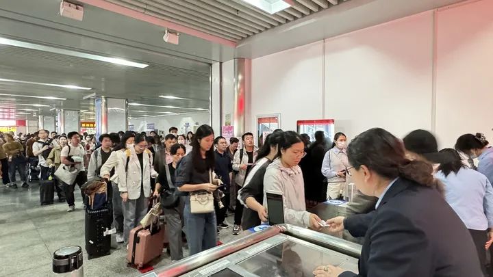 这是刚刚的杭州东站！出城大军出动，部分高速入口关闭！交警紧急提醒