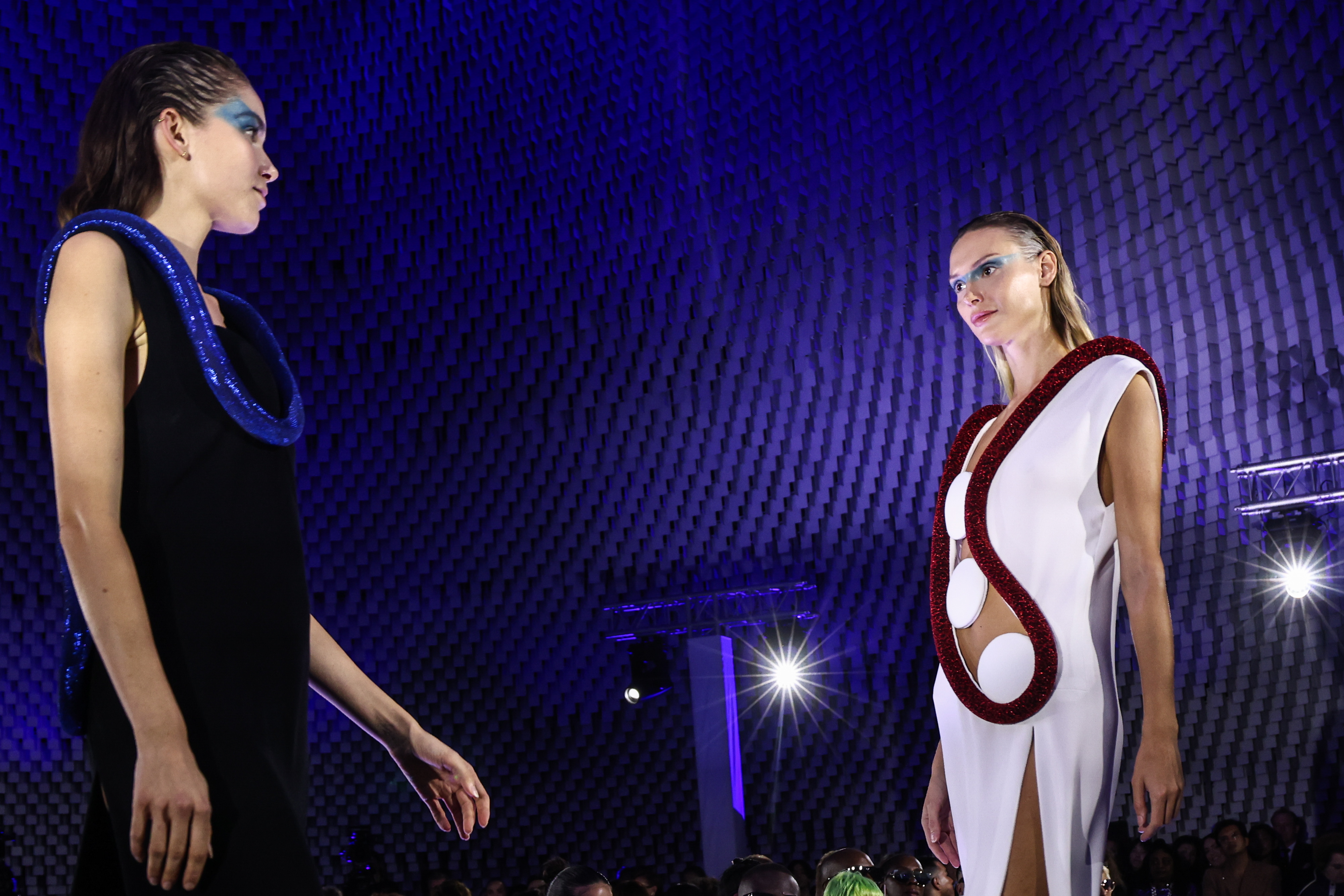 外代二线巴黎时装周,巴黎时装周皮尔卡丹品牌时装秀