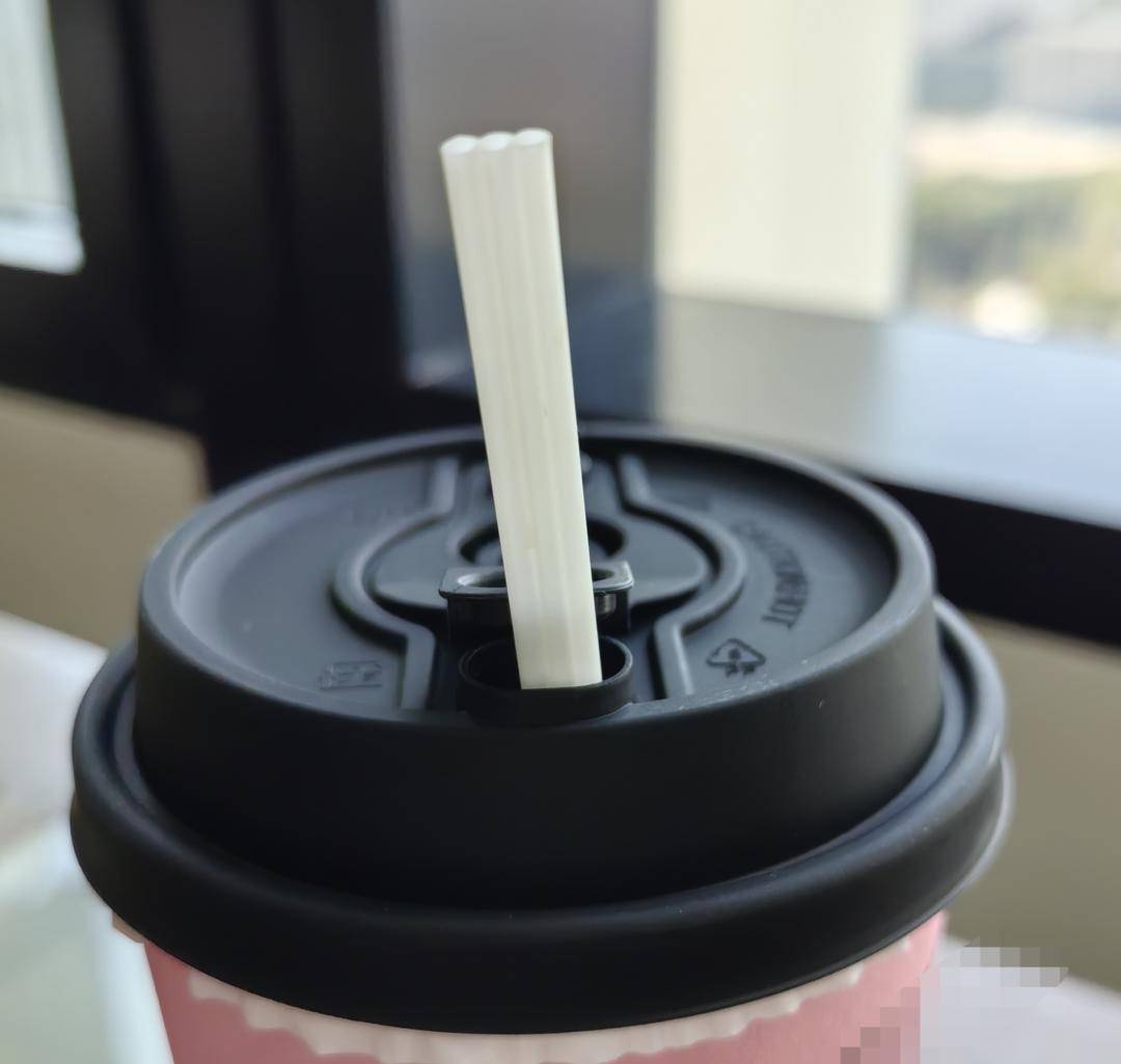 爱之者夸这发明“伟大”，恨之者称其“反人类”，扁且细的奶茶吸管你用过没？“三品管”是否“智商税”