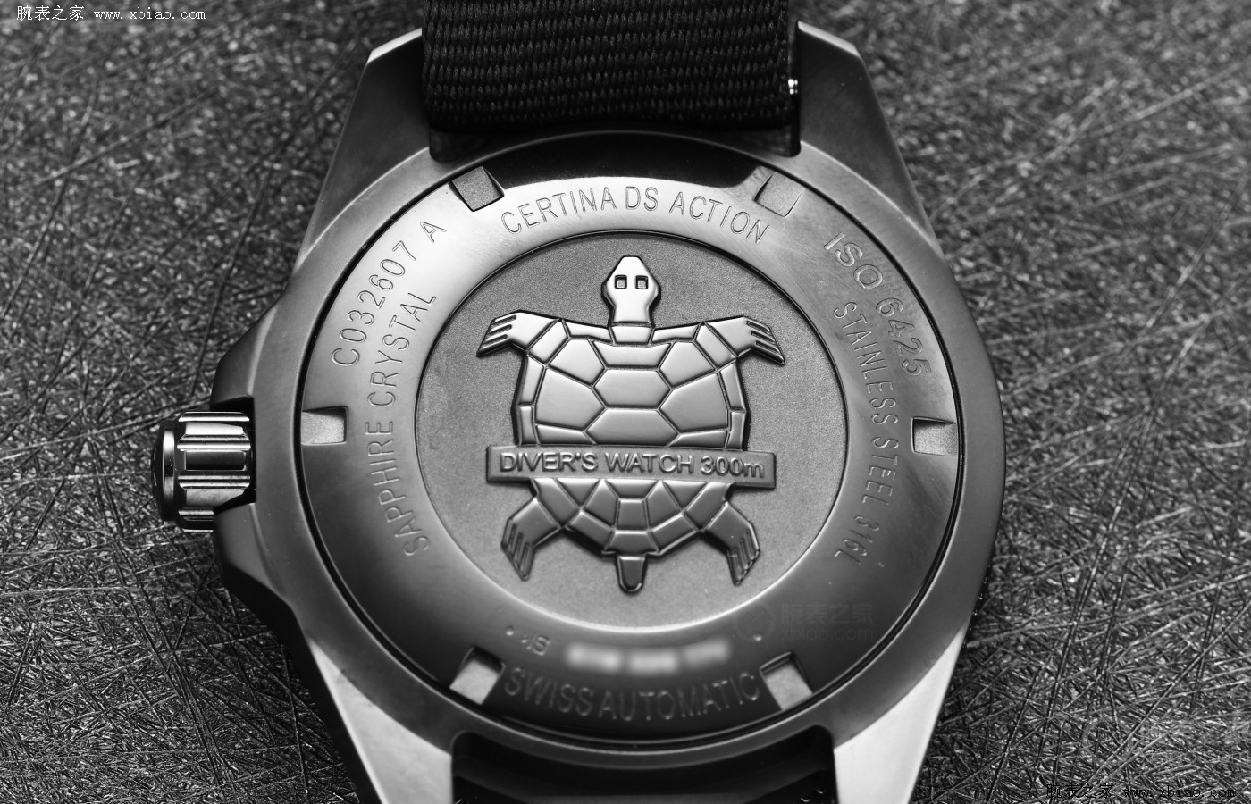 深海中的一抹暗影品鉴陶瓷海龟FULLBLACK潜水表