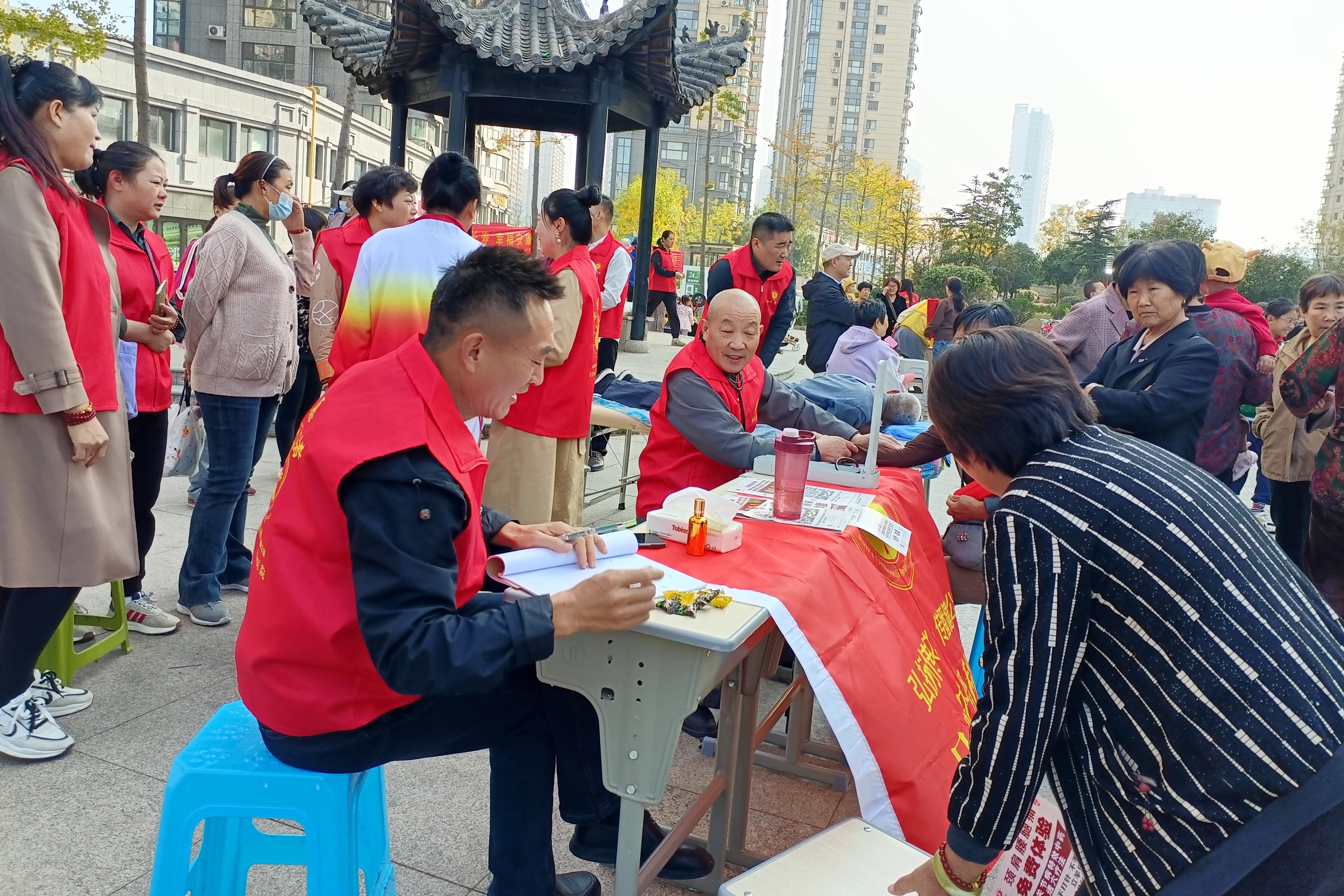 裕华堂孙氏骨科走进秦楼街道蓝天水岸社区开展“健康相伴、情暖重阳”活动