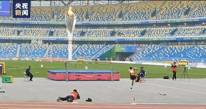 足球赛场上震撼人心的过人视频,足球场上单腿飞奔射门的他