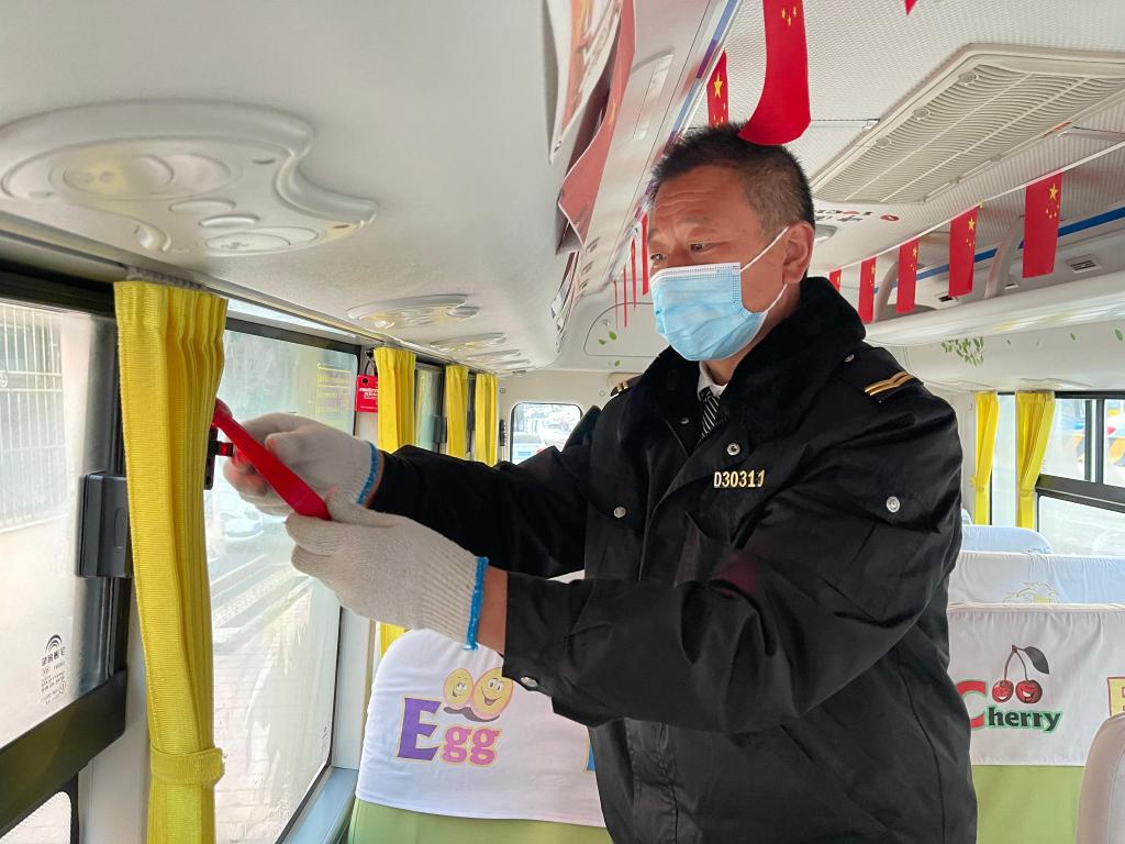 哈尔滨黄色大鼻子校车能载多少人,大鼻子校车开到家门口接学生上学