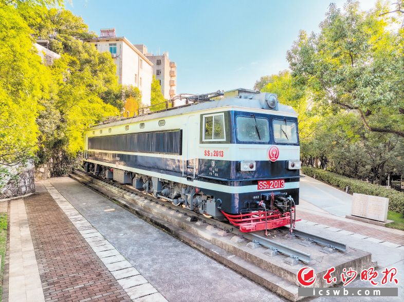 新闻记者采访学校,记者探访校园图书馆