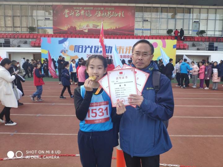 校园跑道只有60米长的东园小学，跑出了个拱墅区的短跑双冠王