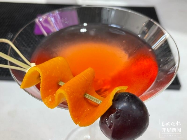 摇摇酒瓶轻松月入万元？首席调酒师告诉你，入行可没那么容易