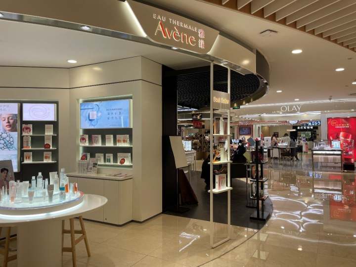“3个月都排不上”“半个小时就空了”，不靠主播，线下美妆专柜靠什么圈粉？