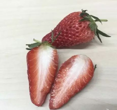 草莓扒开里面是空心是打激素了吗,草莓空心是因为打了激素