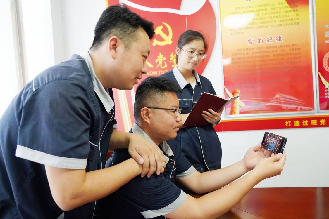 高扬党的旗帜奋进新的征程,高扬旗帜守正创新