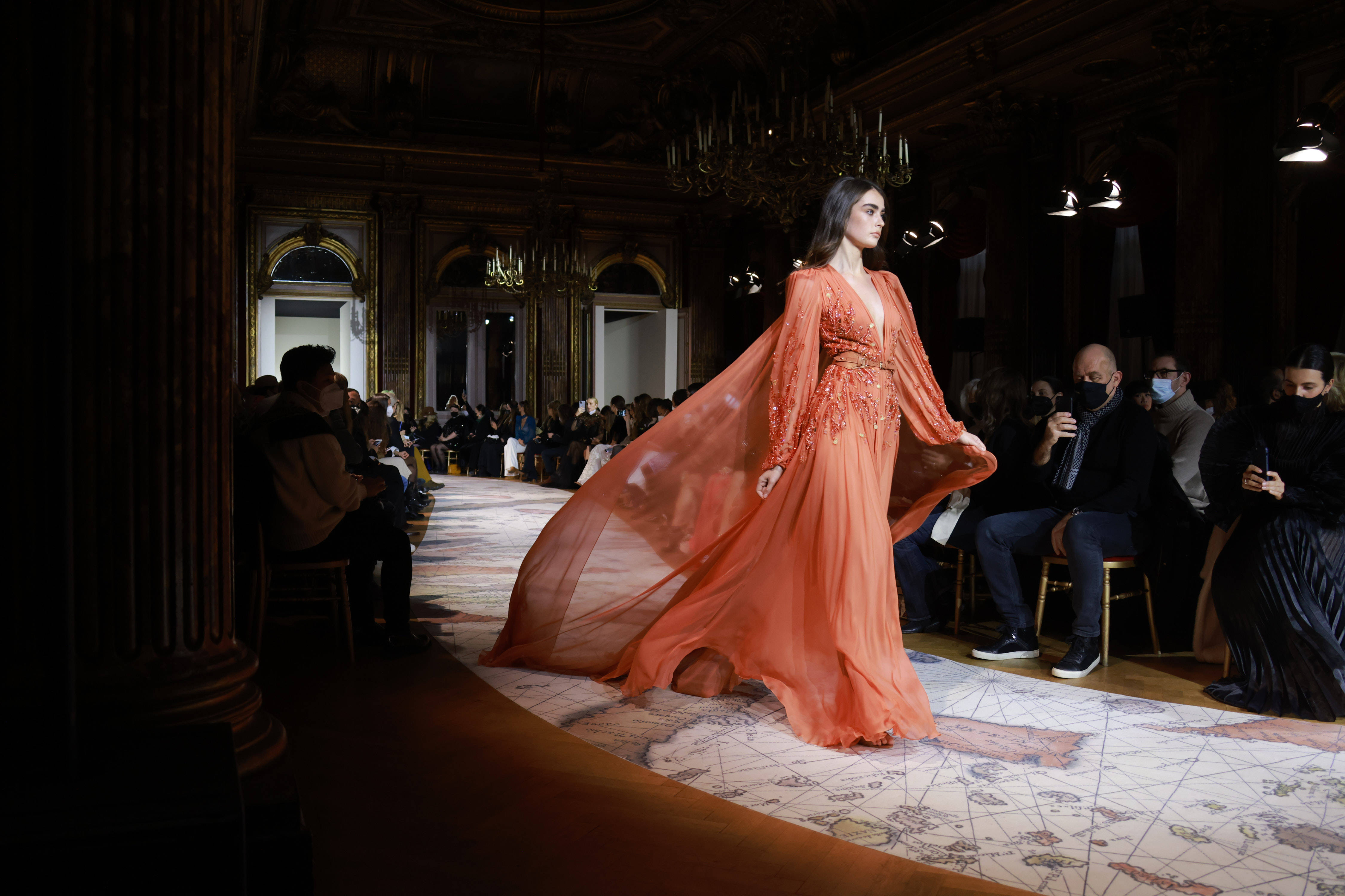 巴黎时装周jisoo服装全球首穿,巴黎高定时装周2024