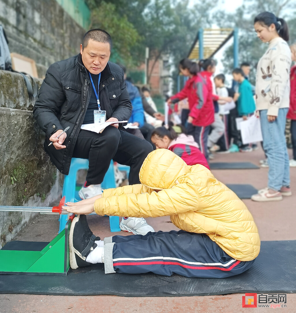 四川自贡中考体育引体向上标准,记者采访体育教师应该怎么回答