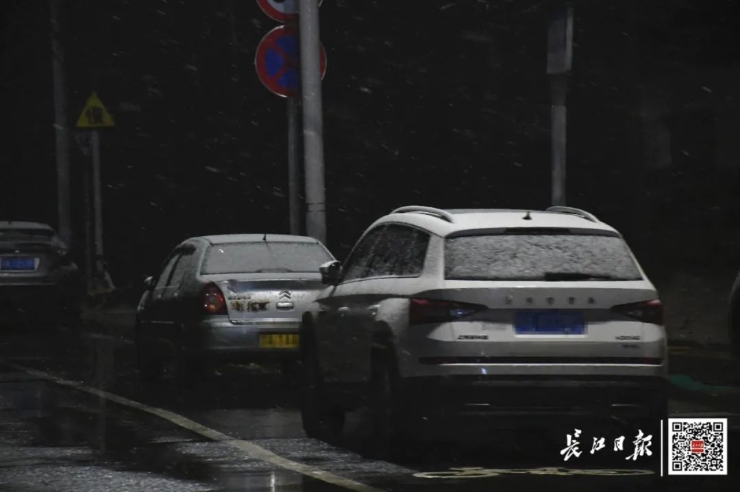 早安武汉｜一觉醒来，武汉真下雪了！他们从昨晚一直守到现在……