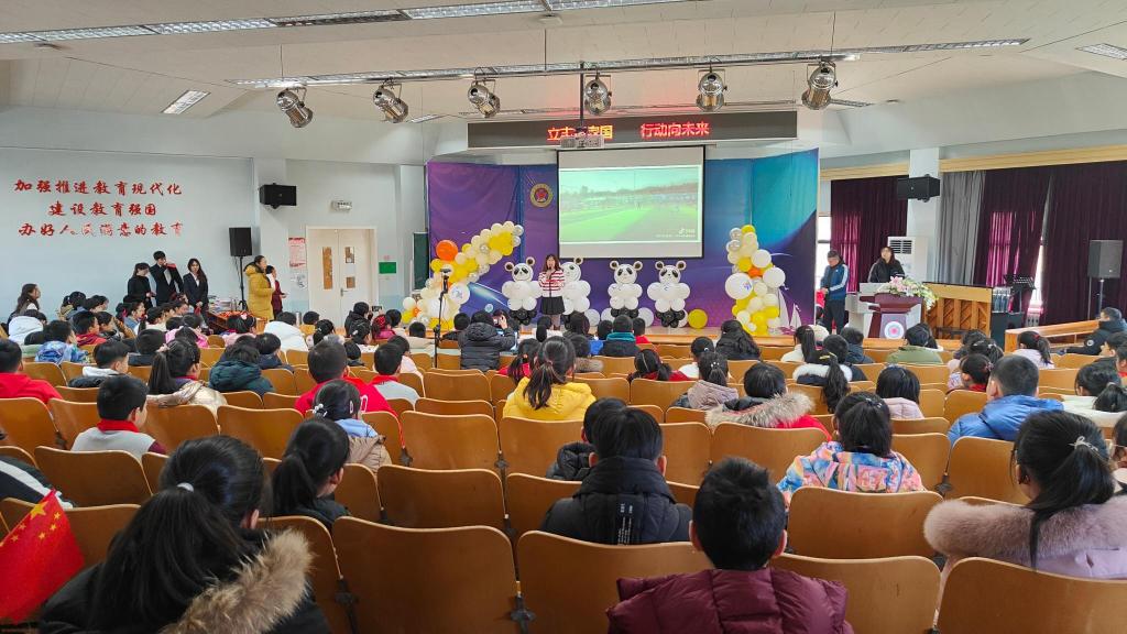 冰墩墩迎新生,冰墩墩迎开学