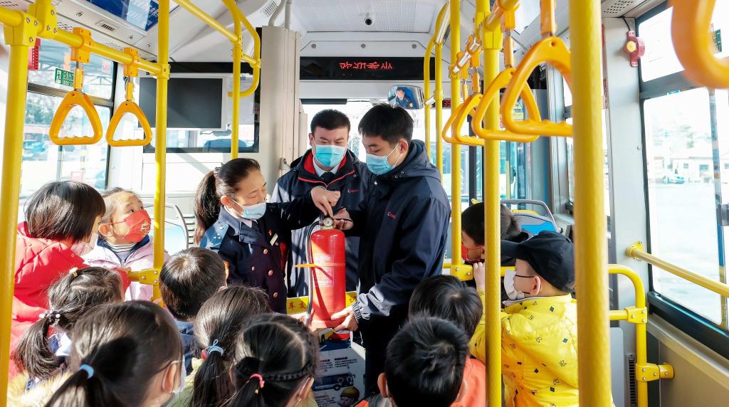 冰墩墩迎新生,冰墩墩迎开学