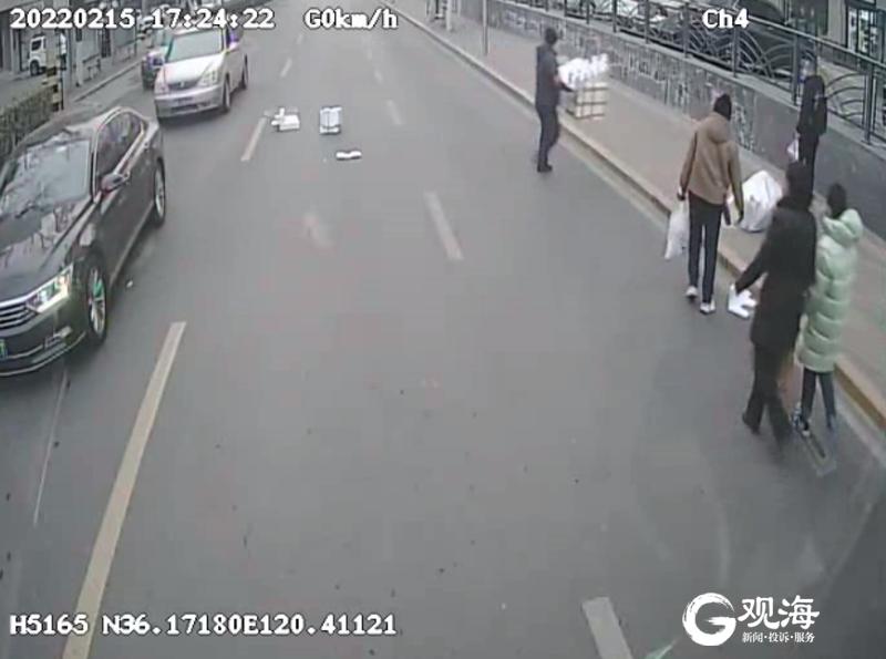 泡沫盒挡道，轿车自燃……车流中，青岛好司机“该出手就出手”