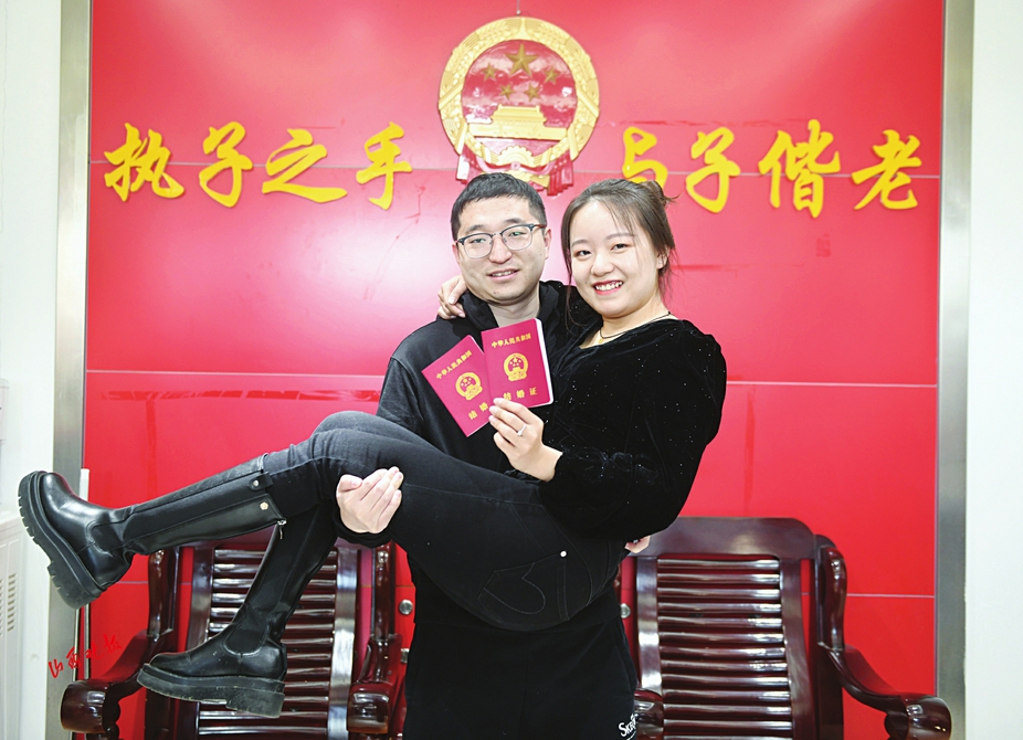 集体领证晒幸福有爱更有新风,领证是对这段感情最好的交代