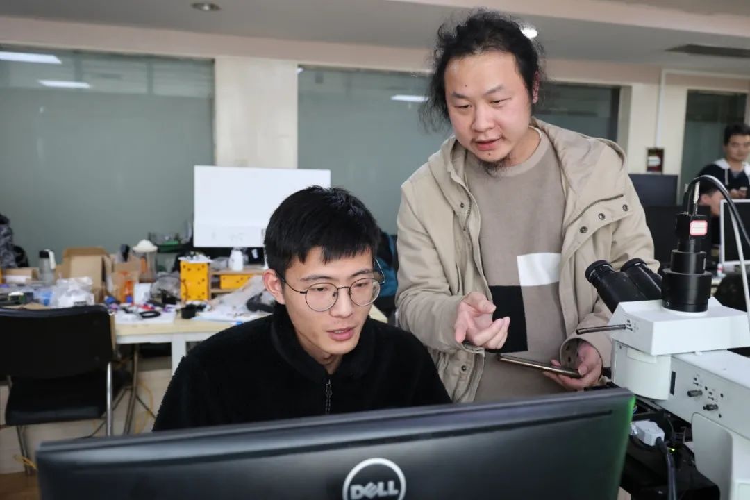 华科博士后光谷创业，研发手机显微镜，贴在手机上能看到细胞核