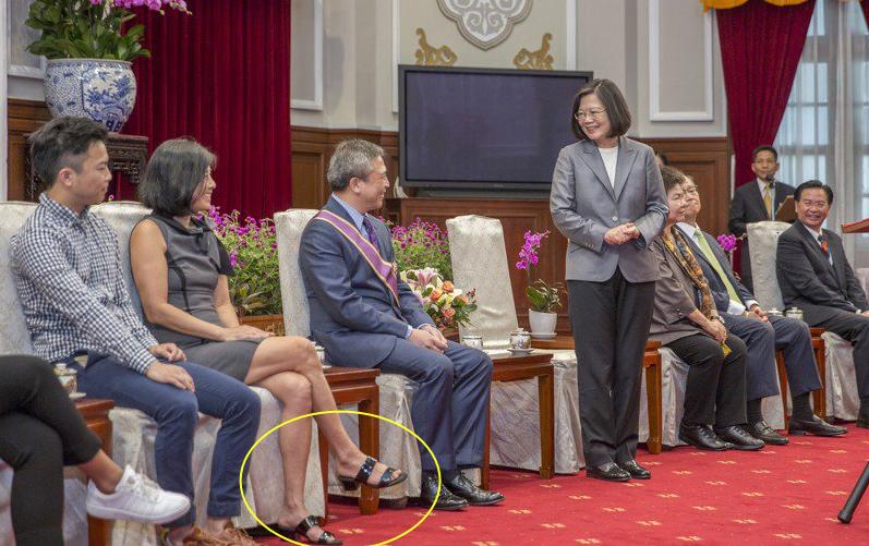 台媒：美方窜访团成员穿花袜子见蔡英文不合礼仪，但台官员没辙
