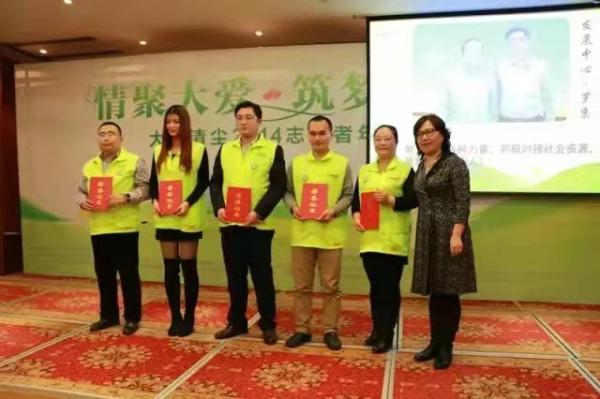 “尘肺农民不该被摒弃”全国政协委员严慧英奔走多年呼吁得知有病人去世曾当场泪崩