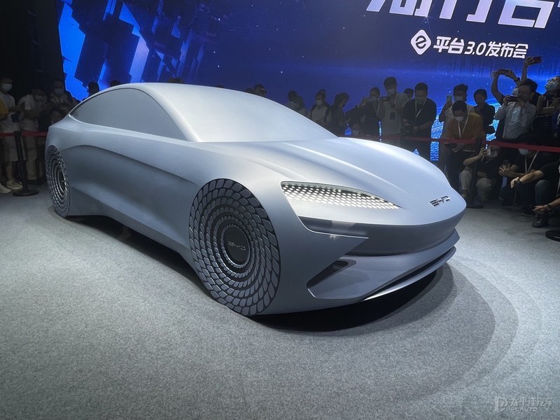 比亚迪海豹对比新款model3,比亚迪海豹顶配和model3性能版