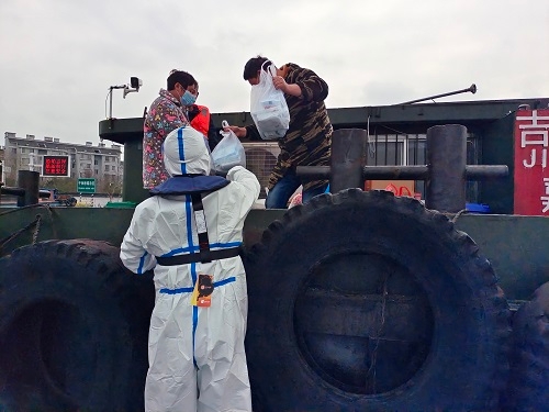 船户微信“点单”！交通“大白”贴心代购送货上船