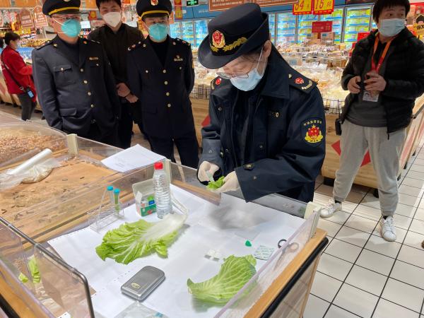 疫情下，上海这个镇77个村居开通24小时民生热线，买菜配药有依靠