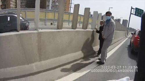 郑州老人拒不挪车,91岁老太摔倒小伙去扶路人劝阻