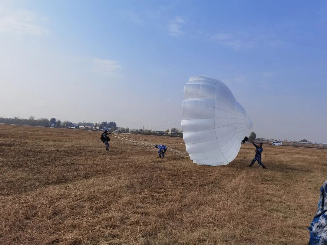 中国空军空降兵夜间伞降投送演练,空降兵伞降落地
