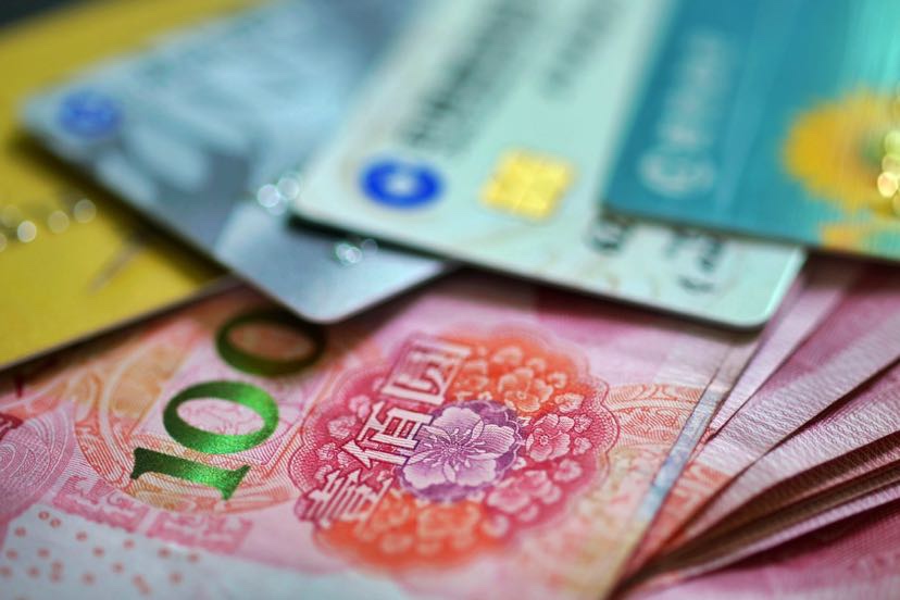 “翻墙”之后卡被盗刷近5万元，银行要赔偿吗？