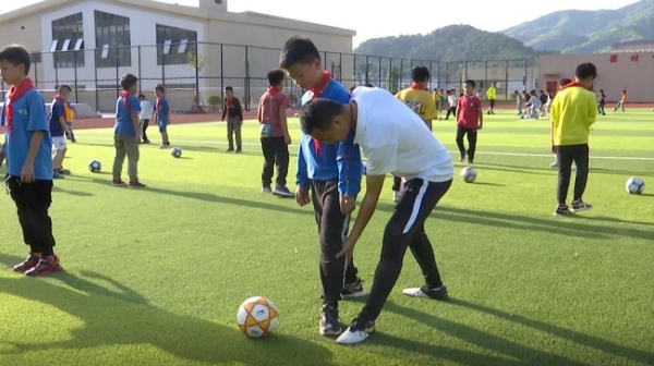 多彩社团点亮校园生活,多样的社团活动多彩的校园生活