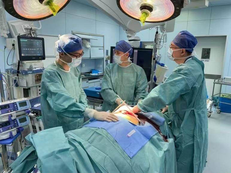 被一吨的货物砸到会不会死,被一吨重的钢板压到会骨折吗