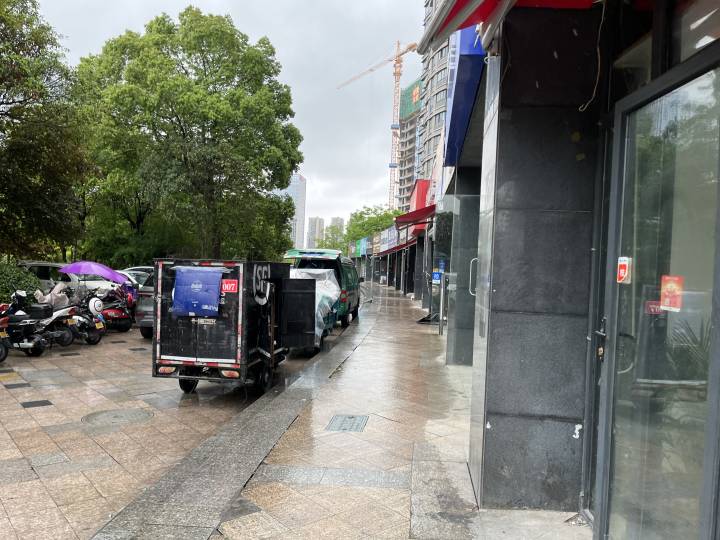 慢下来的快递｜结束隔离重返岗位，小哥裹着一身消毒水味穿街过巷