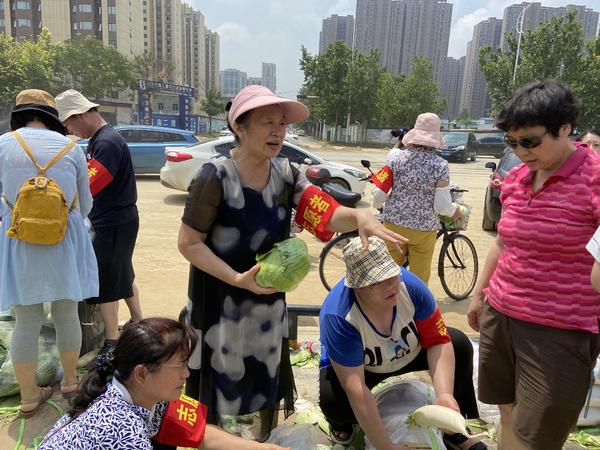 就地转岗！穿上红马甲的他们快速适应了“新”工作