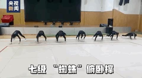 小学生表演花式俯卧撑,本草纲目小朋友健身操完整版