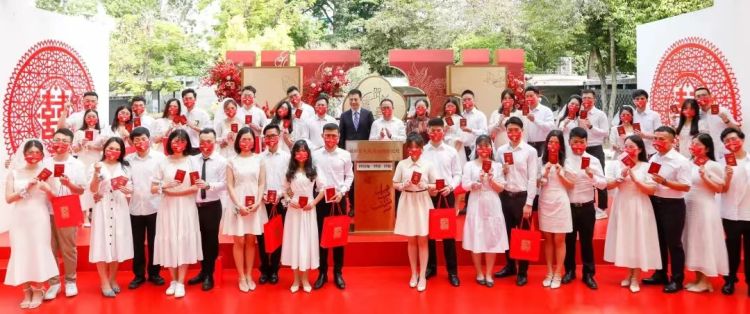 520婚姻登记处幸福感爆棚,520婚姻登记窗口呈现幸福长龙