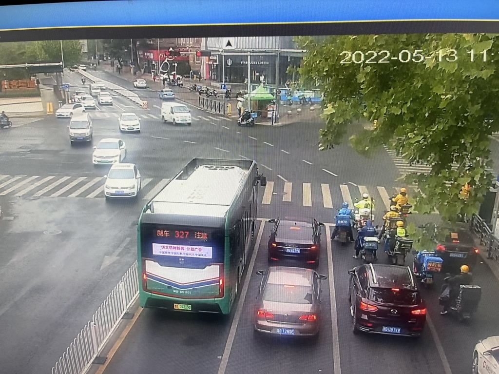 闯红灯不戴头盔还不讲理,闯红绿灯没戴安全帽