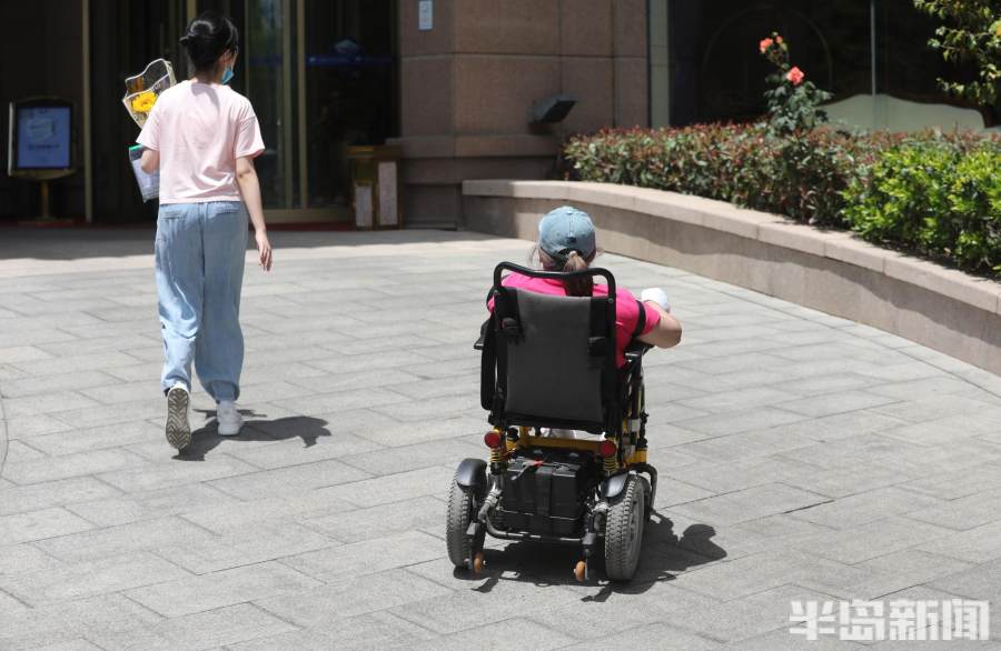 青岛一六旬母亲坐轮椅送考,一位母亲送准考证的感人片段