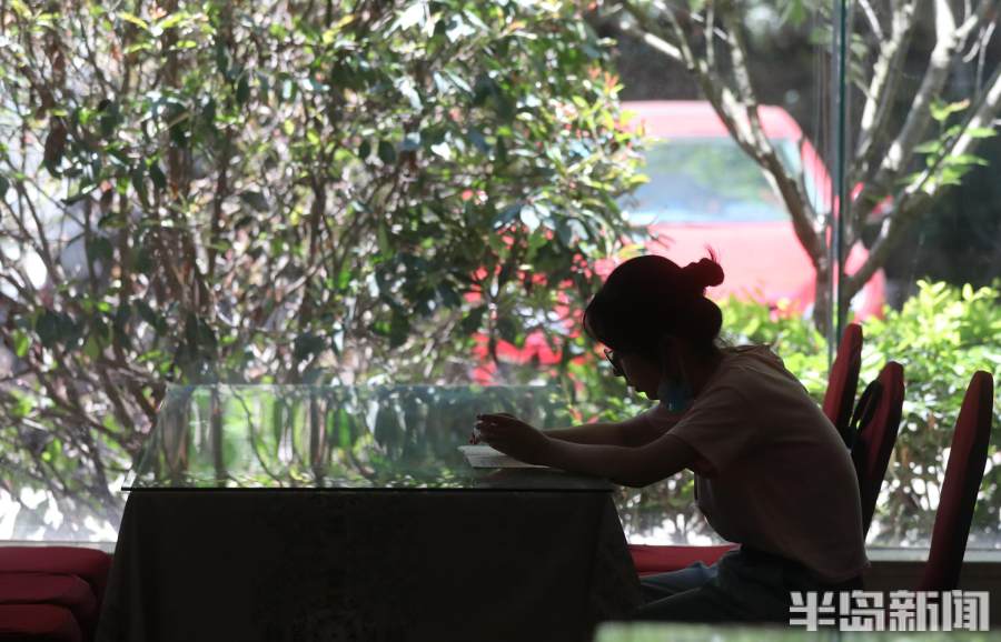 青岛一六旬母亲坐轮椅送考,一位母亲送准考证的感人片段