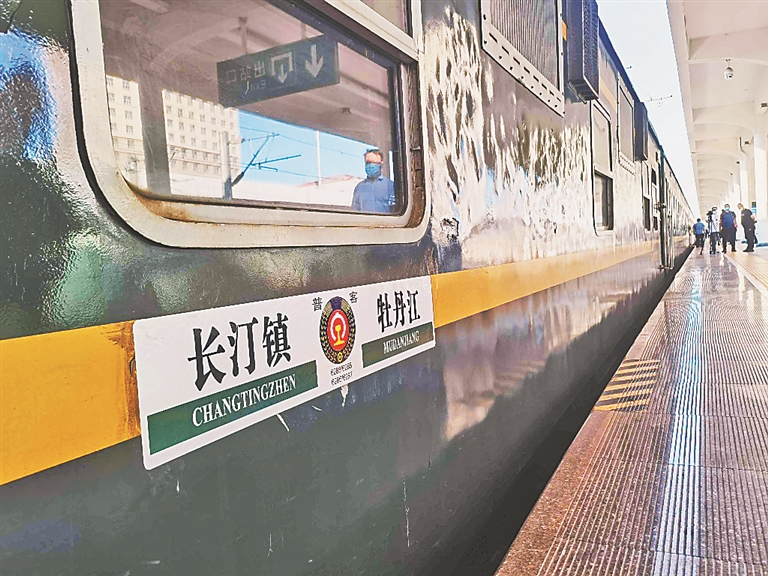 东北地区最后一趟“老绿皮”退休旅客：还没来得及道别就坐上“空调车”了