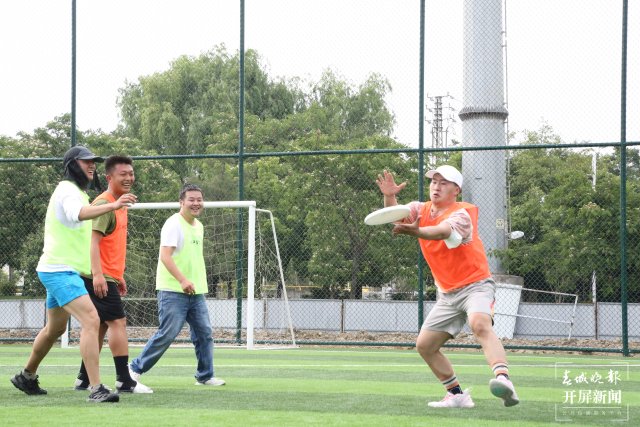 飞盘运动逐渐成为新的潮流,飞盘足球橄榄球