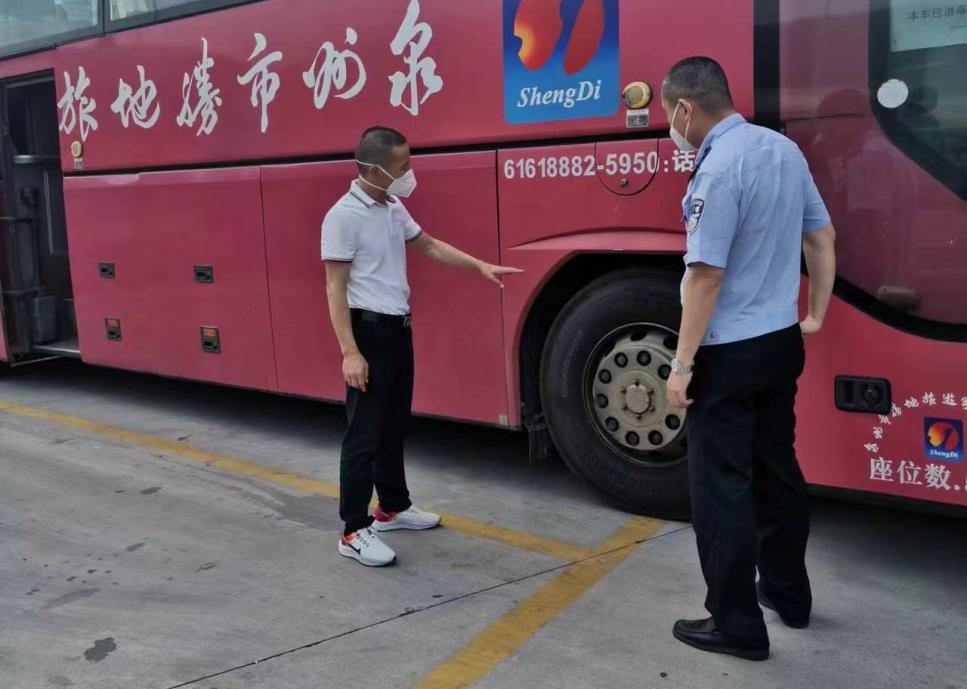 大客车发生车祸如何自救,高速公路上车辆发生故障正确做法