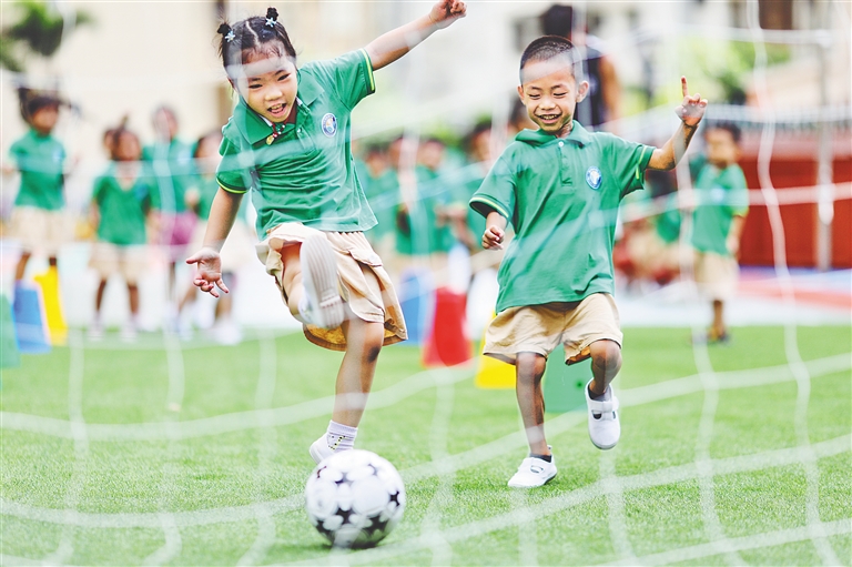 暑期官方带娃解决家长后顾之忧,家长带孩子报名招生活动现场