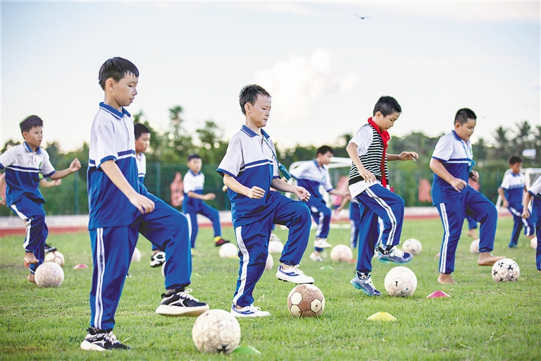 暑期官方带娃解决家长后顾之忧,家长带孩子报名招生活动现场