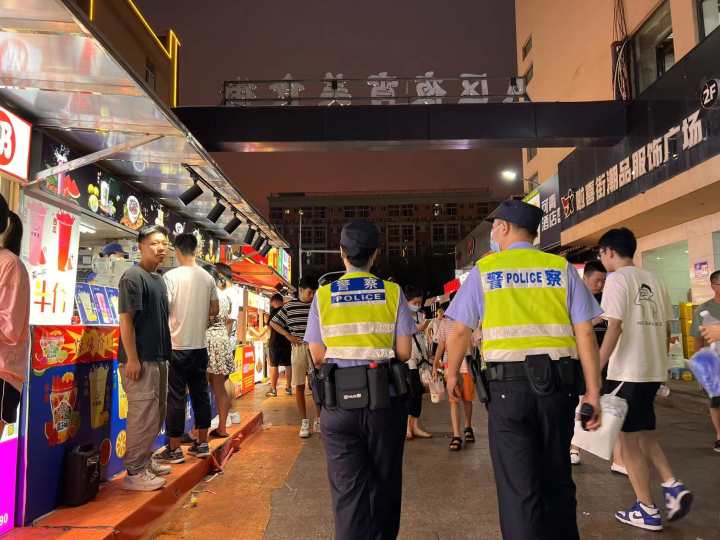 她卖烤猪蹄一天能卖到2万块，杭州夜宵天花板“啦喜街”的深夜在发生什么