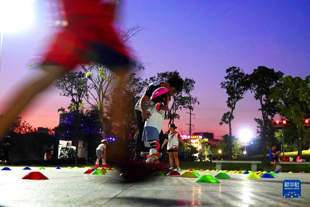 缤纷暑假主题绘画,缤纷暑假绘画简单漂亮