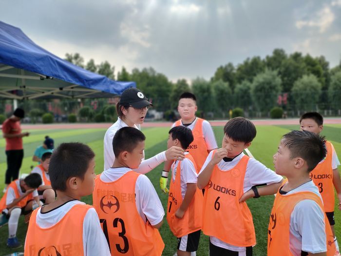 传承体育精神共享羽球魅力,足球文化节夏令营