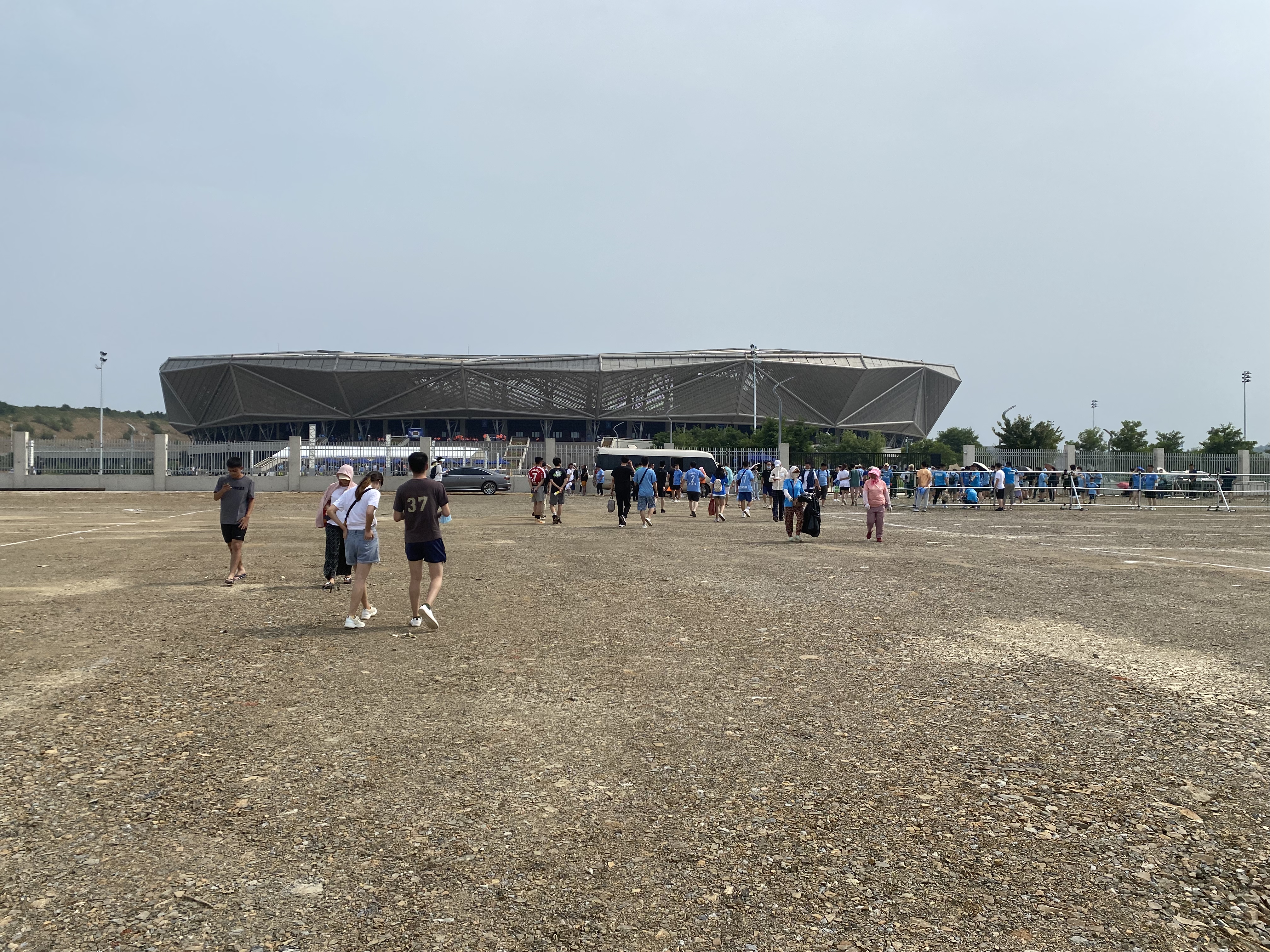 球迷身着国足队服亮相世界杯,球迷穿上所有球衣