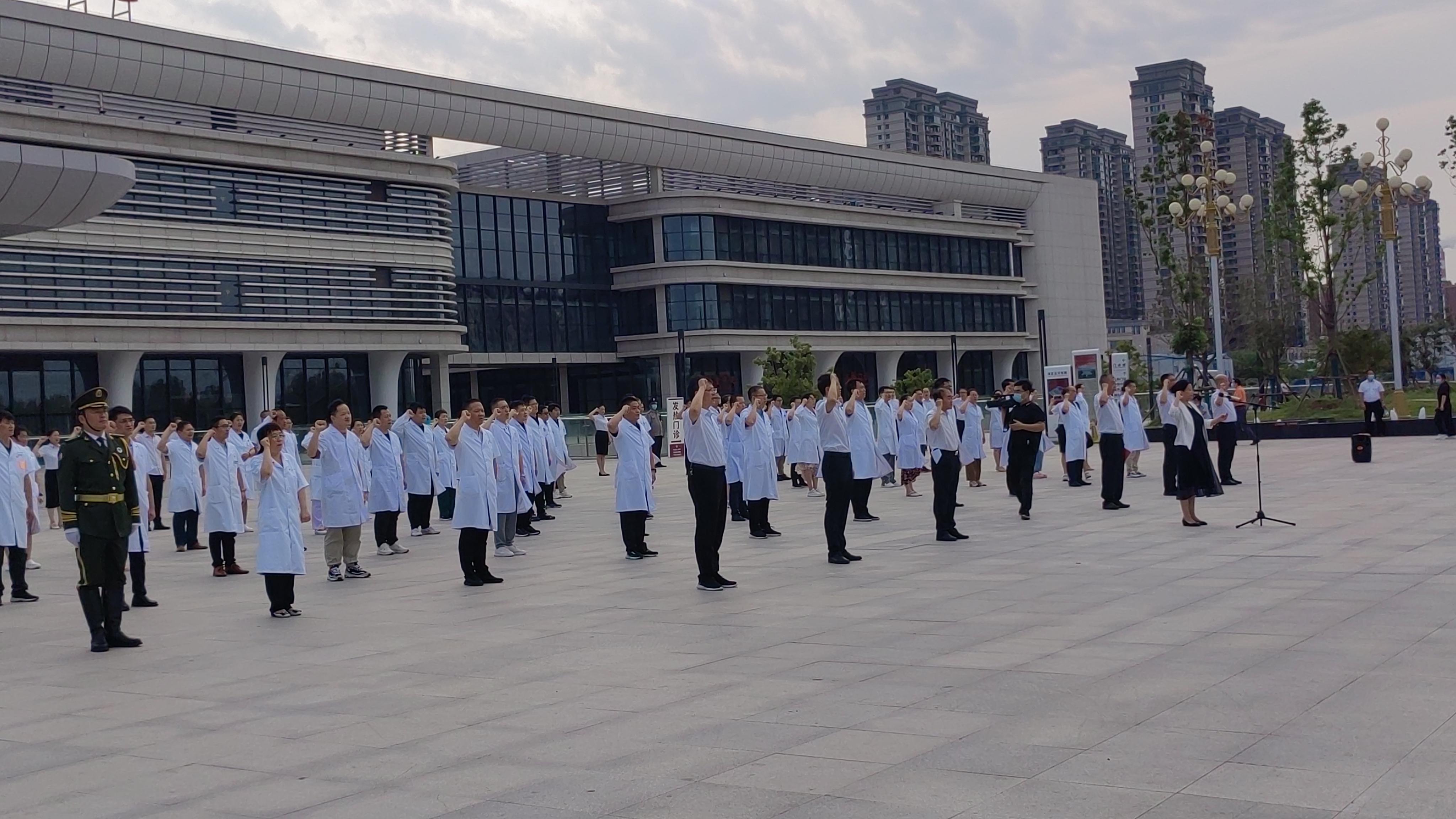 向医生致敬不忘从医初心牢记使命,秉承医师誓言不忘医者初心