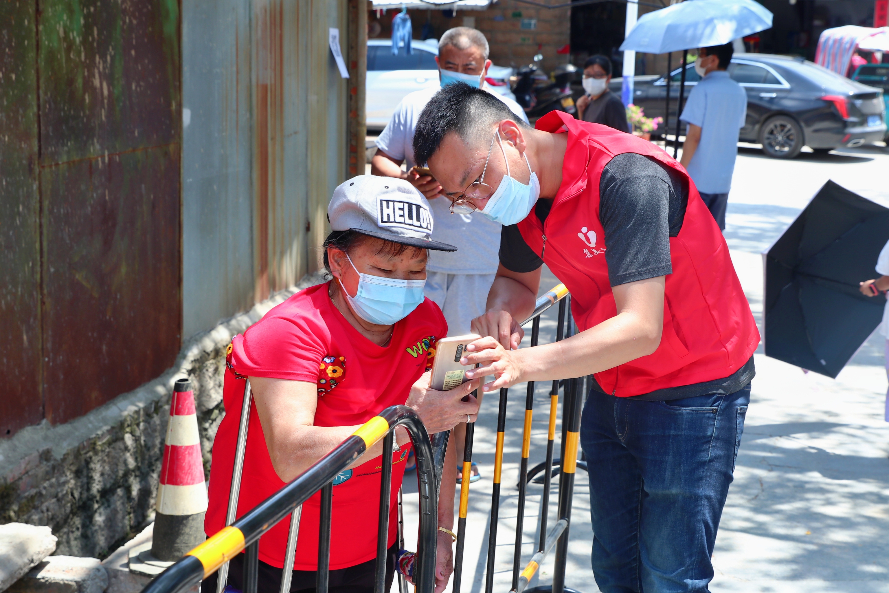 一抹志愿红温暖抗疫路,厦门抗击疫情志愿者