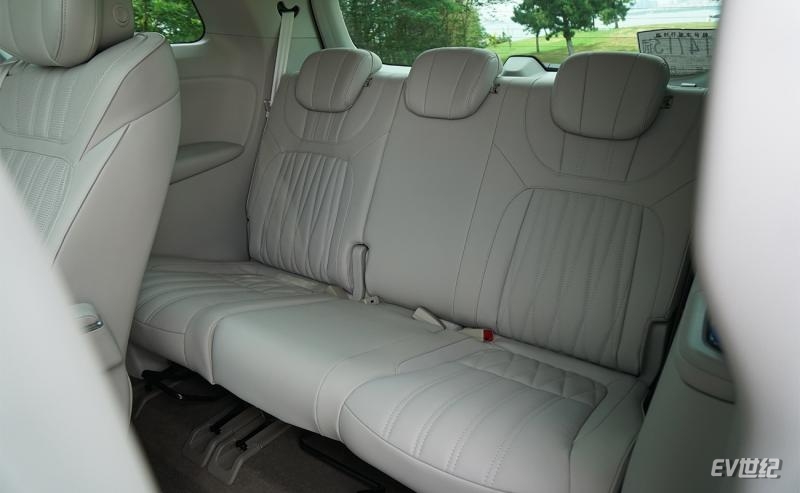 荣威imax8欢聚版路测,全球首款纯电mpv荣威imax8ev